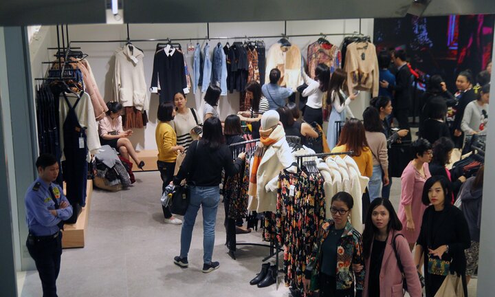 Khách hàng vô ý thức quần thảo Zara Hà Nội 'tan hoang' sau ngày khai trương