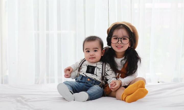 Chẳng cần ý tưởng cầu kỳ, bộ ảnh giản dị của 2 chị em này vẫn gây sốt rần rần