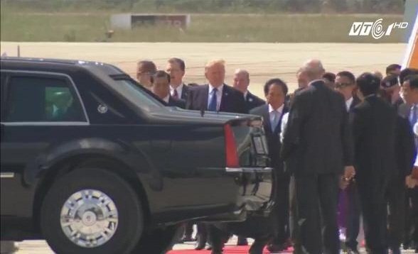 Video: Tổng thống Donald Trump bước lên 'Quái thú', rời sân bay Đà Nẵng