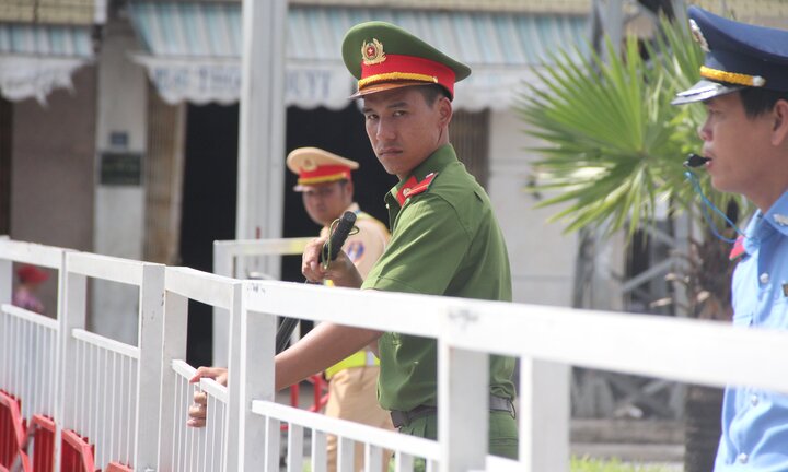 Ảnh: Căng mình cùng cảnh sát giữa trưa nắng ở ngã tư 'nóng' nhất dịp APEC