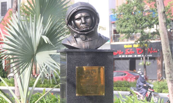 Có bao nhiêu bức tượng phi công vũ trụ Liên Xô tại Việt Nam?