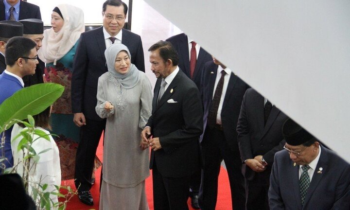 Quốc vương tự lái chuyên cơ đi dự APEC đến thăm trung tâm tiếng Anh ở Việt Nam