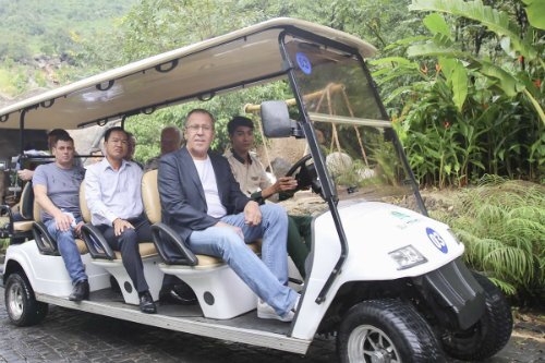 Ngoại trưởng Nga đi tắm khoáng nóng, ăn bánh xèo, nem lụi ở Đà Nẵng