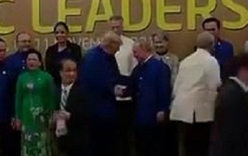 Video: Tổng thống Putin và Trump hồ hởi bắt tay nhau khi chụp ảnh gia đình APEC