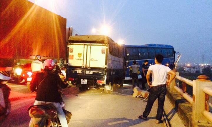 Video: Đường trên cao ùn tắc kéo dài sau tai nạn trên cầu Thanh Trì