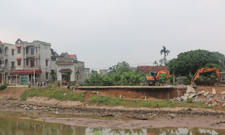 Video: Đường bê tông ở Hà Nội đang gia cố lại tiếp tục sụt lún, hở hàm ếch