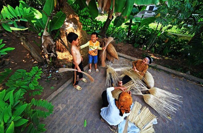 Góc cha mẹ: Thương con nhưng đừng 'tước đoạt' tuổi thơ của con