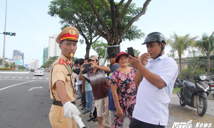 Cảnh sát bảo vệ APEC: 'Đêm về chỉ được chọn giữa ngủ và tắm'