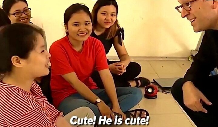 Video: Sinh viên Việt Nam khen ông Trump dễ thương, thích cả Trump và Obama trên truyền hình Mỹ