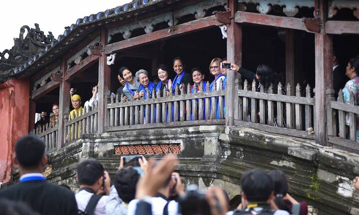 Phu nhân, phu quân lãnh đạo APEC thích thú chụp ảnh kiến trúc Hội An