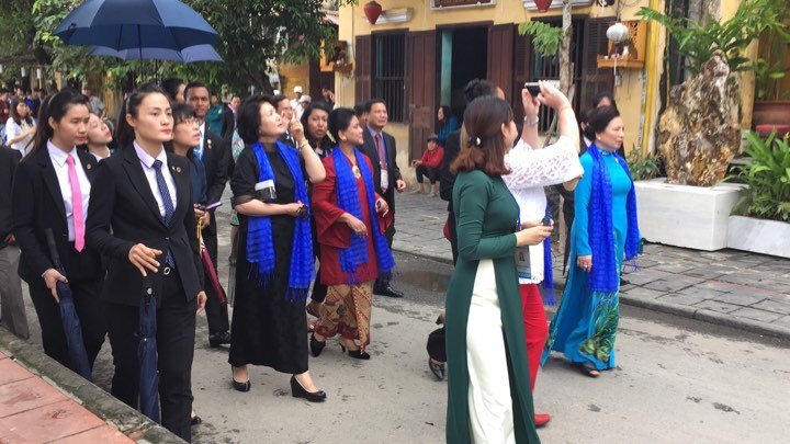 Video: Phu nhân, phu quân lãnh đạo APEC thích thú tham quan Hội An