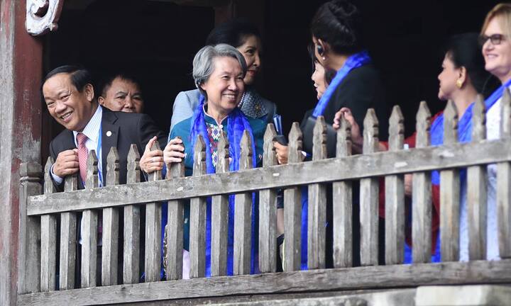 Phu nhân Thủ tướng Lý Hiển Long rạng rỡ chụp ảnh bằng điện thoại ở Hội An