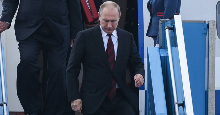 Video: Cận cảnh dáng đi 'kiểu KGB' của Tổng thống Nga tại APEC 2017