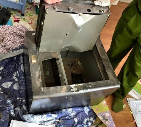 Két sắt trong trụ sở xã bị phá, gần nửa tỷ đồng bốc hơi