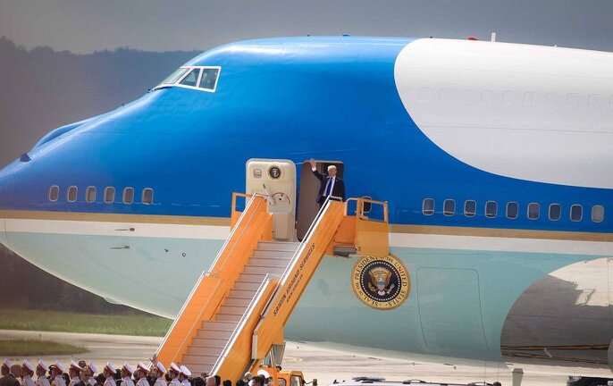 Video trực tiếp: Lễ đón Tổng thống Donald Trump tại sân bay Nội Bài