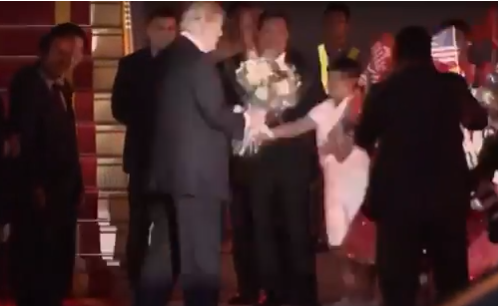 Clip: Khoảnh khắc Tổng thống Trump tặng hoa cho bé trai Việt Nam