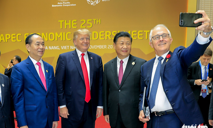 Tổng thống Trump cười rạng rỡ khi 'selfie' cùng Chủ tịch nước Trần Đại Quang