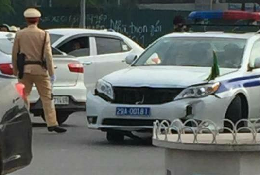 Thực hư vụ taxi luồn lách, đòi vượt xe dẫn đoàn Tổng thống Trump và bị tông