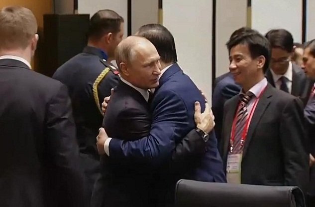 Video: Khoảnh khắc Tổng thống Putin ôm tạm biệt Chủ tịch nước Trần Đại Quang