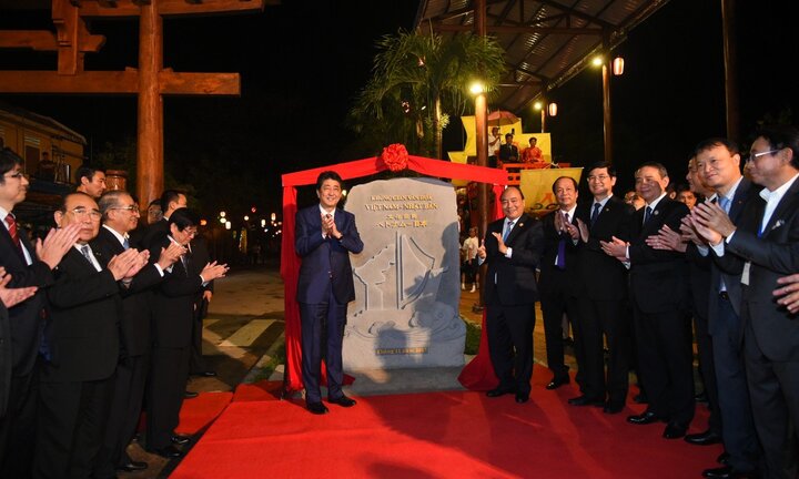 Thủ tướng Nhật Bản cùng Thủ tướng Nguyễn Xuân Phúc dạo phố cổ Hội An