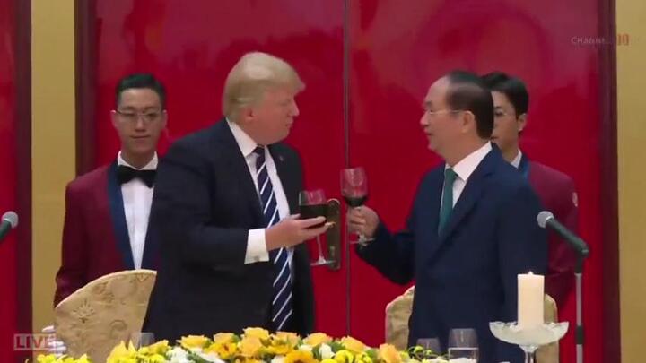 Chủ tịch nước và Tổng thống Trump cụng ly, bắt tay trong buổi quốc yến