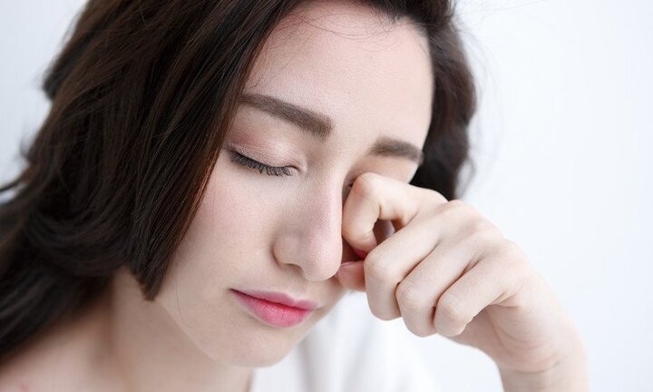 Dụi mắt khi bị dị vật bay vào: Nguy hiểm khôn lường