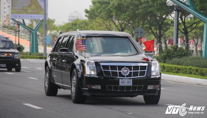 Ảnh: Cận cảnh từng chi tiết siêu xe 'Quái thú' của Tổng thống Mỹ Donald Trump tại Nội Bài