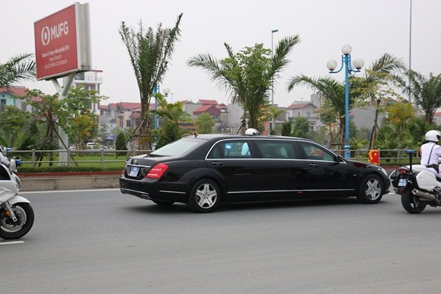 Cận cảnh đoàn xe chở ông Tập Cận Bình chạy trên đường phố Hà Nội