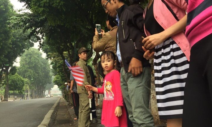 Bé gái cầm quốc kỳ Mỹ chào tạm biệt Tổng thống Trump ở Lăng Bác