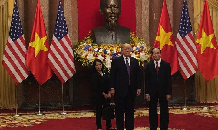 Quan chức Nhà Trắng chia sẻ ảnh Tổng thống Trump chụp cùng Chủ tịch nước Trần Đại Quang