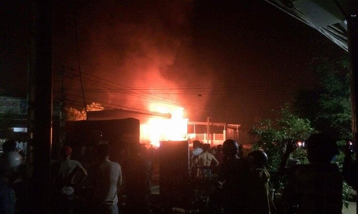 Video: Đang cháy cực lớn cây xăng ở Đắk Lắk