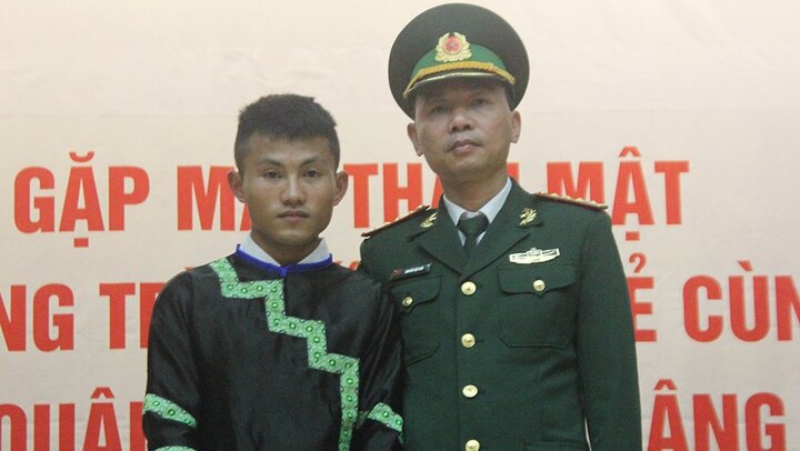 Chàng trai Lào tâm sự xúc động về 'thầy giáo quân hàm xanh' người Việt