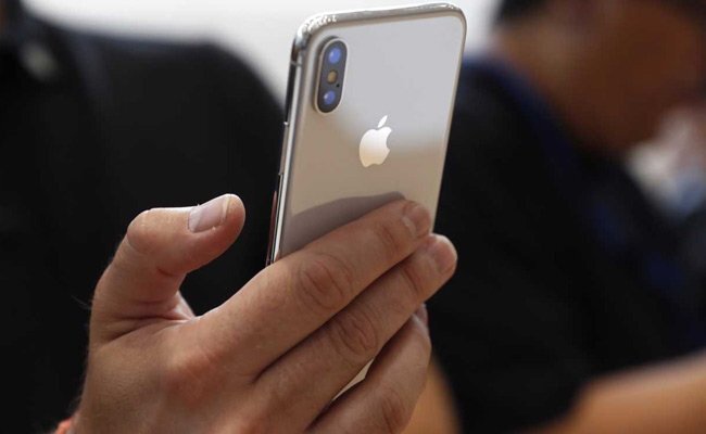 Cán bộ Ban Tuyên giáo Trung ương: 'Nhiều sinh viên ăn uống kham khổ vẫn cố dành tiền mua iPhone đắt tiền'