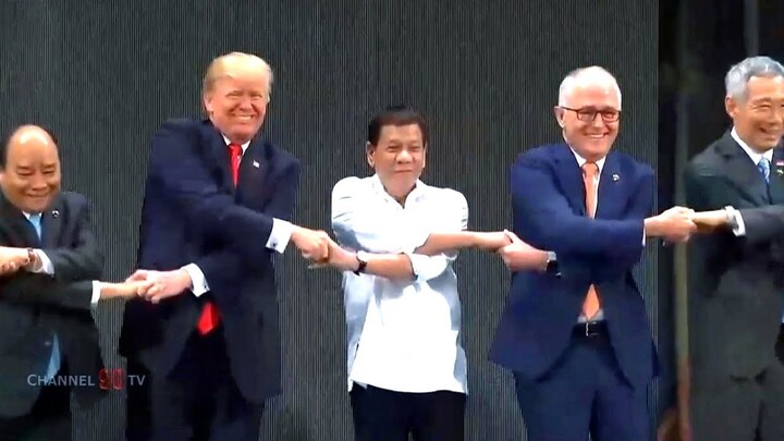 Hội nghị Cấp cao ASEAN 31: Các lãnh đạo nắm tay nhau chụp ảnh chung