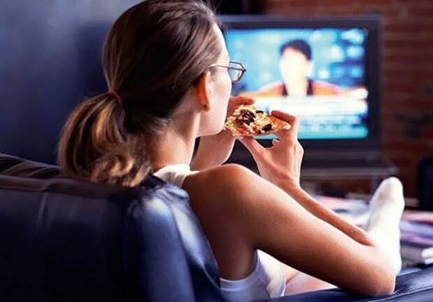 Khoa học chứng minh: Xem TV khi ăn cơm khiến bạn ăn nhiều hơn bình thường