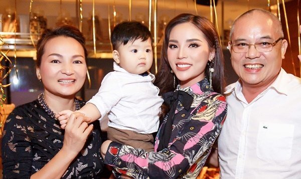 Hoa hậu Kỳ Duyên hạnh phúc đón tuổi 21 bên gia đình