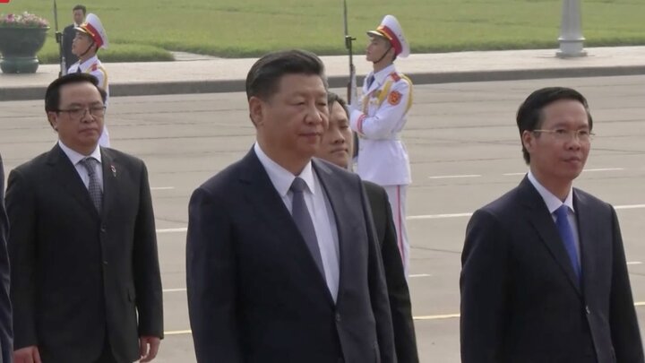 Video: Chủ tịch Tập Cận Bình đặt vòng hoa viếng lăng Chủ tịch Hồ Chí Minh