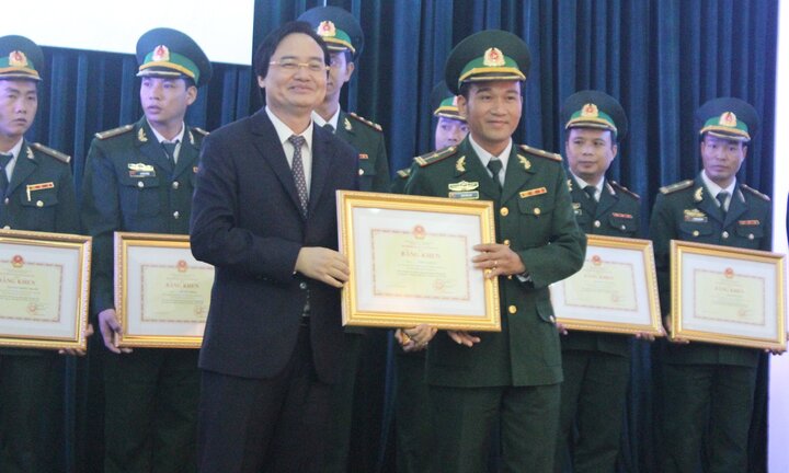 Những người thầy mang quân hàm xanh có gì đặc biệt?