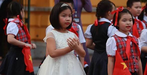 Điều thú vị ít người biết về cô bé tặng hoa Chủ tịch Tập Cận Bình