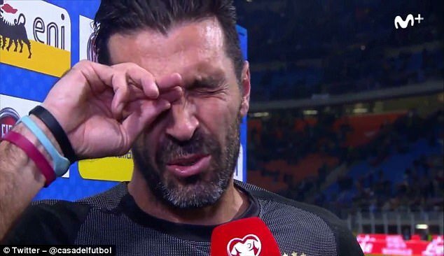Video: Buffon rơi nước mắt nói lời chia tay đội tuyển Italia