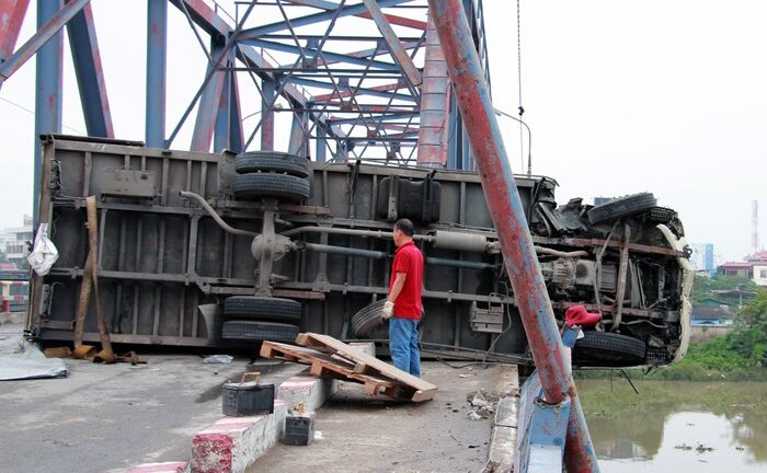 Xe tải lật trên cầu Rào, 2 mẹ con thương vong
