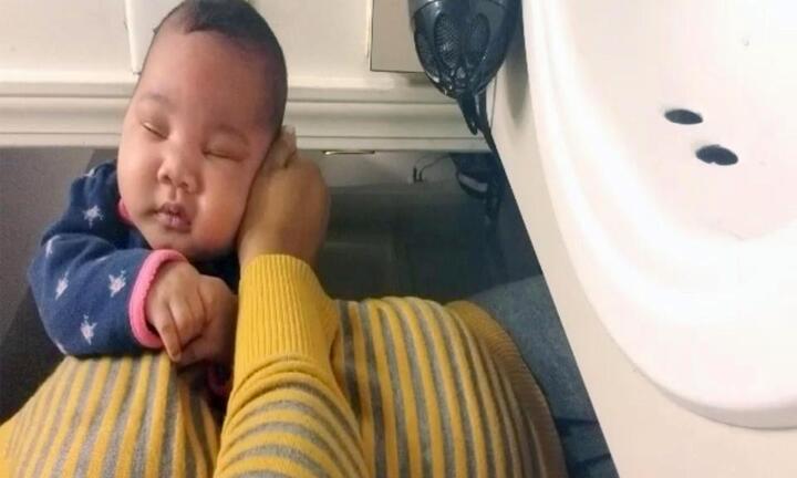 Cách dỗ trẻ sơ sinh nín khóc trong 1 phút của người mẹ thu hút 3 triệu lượt xem