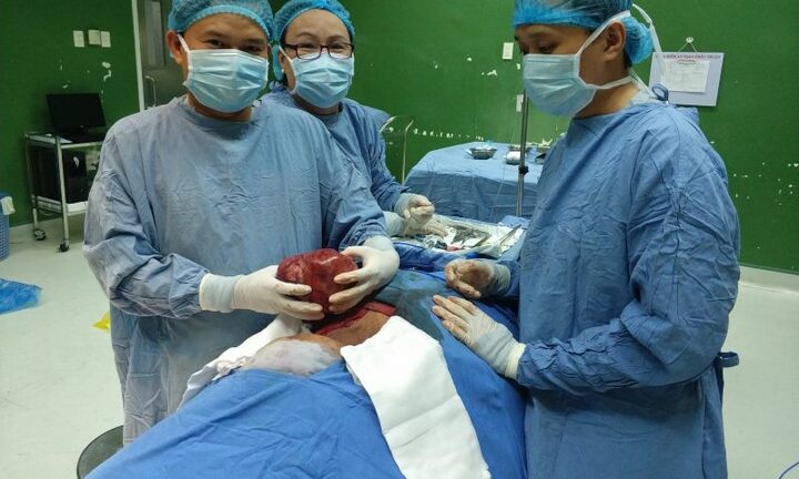 Hai tiếng đồng hồ 'đánh bật' khối u 2kg trong cổ cụ bà ở Quảng Nam