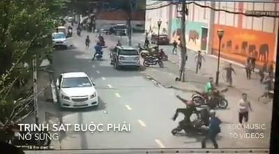 Clip: Cảnh sát nổ súng, bắt nhóm trộm xe máy giữa phố Sài Gòn như phim hành động