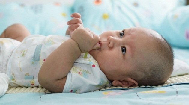 Giải mã lý do vì sao trẻ sơ sinh thường thích mút tay