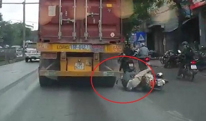 Nữ 'ninja Lead' ngã văng, thoát chết ngoạn mục trước đầu container