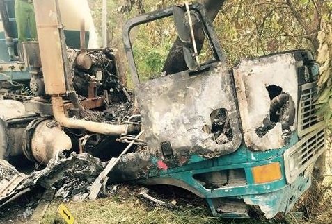 Xe bồn đâm vào gốc cây bốc cháy ngùn ngụt, tài xế chết thảm trong cabin