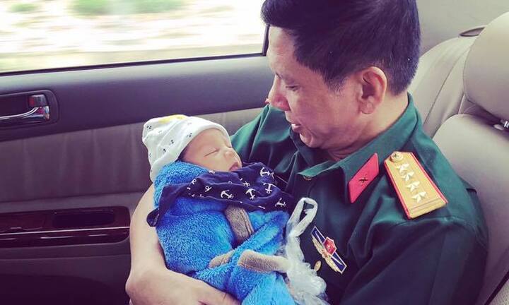 Thích thú trước 'hội ông ngoại' chăm cháu khéo hơn mẹ chăm con