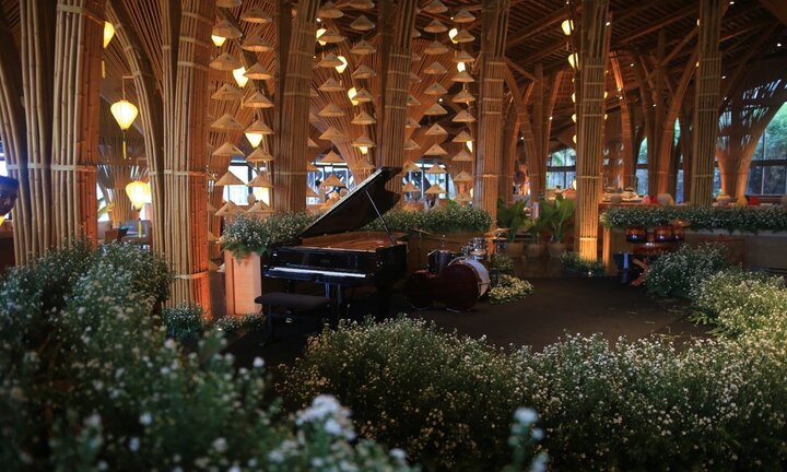 Cận cảnh cây đàn piano 3 tỷ đồng được đặt riêng cho tiệc Đệ nhất Phu Nhân APEC tại Naman Reatreat
