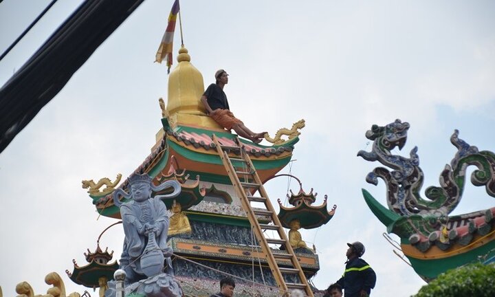 Thanh niên ngáo đá trèo lên nóc chùa nhảy múa: Tin mới nhất